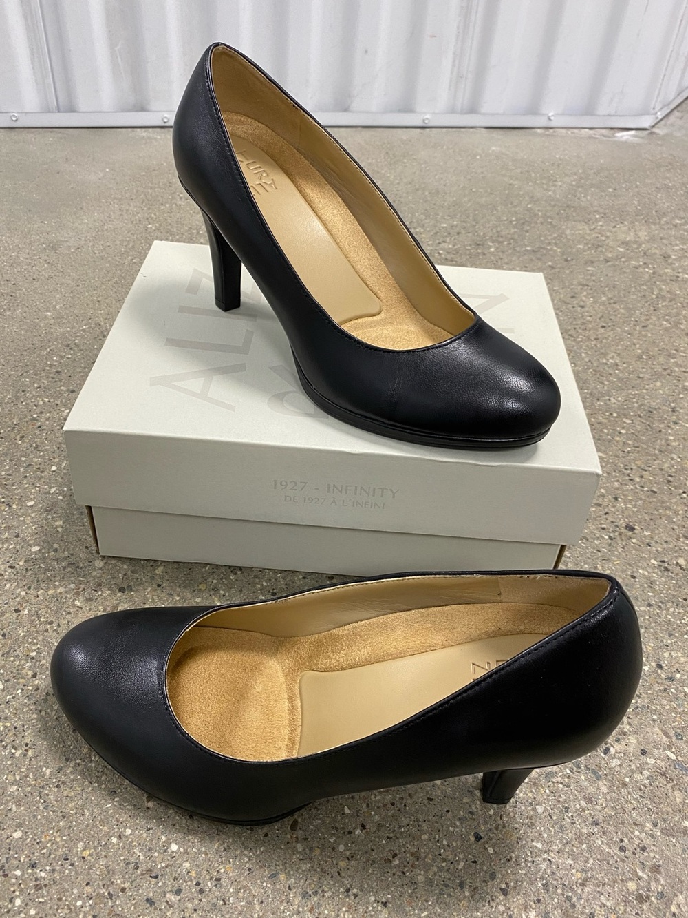 Brand New NATURALIZER Michelle Black Leather Pumps size 8.5 Wide